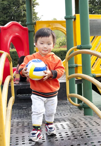 Brincadeira de bebê em um parque infantil — Fotografia de Stock