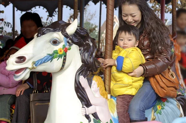 Bebé cabalgando alegre ir alrededor — Foto de Stock