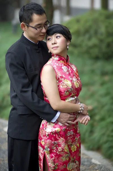 Una pareja joven cariñosa abrazando antes de su boda —  Fotos de Stock