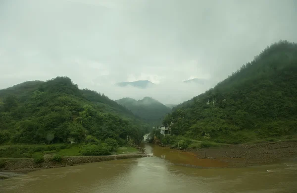 Paisagem, névoa wreathed as colinas — Fotografia de Stock