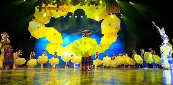 Dança étnica chinesa de nacionalidade Yi — Fotografia de Stock