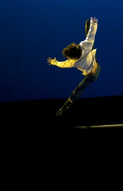 Modern dansçı atlama