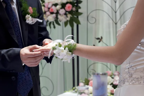 Ένα νεαρό ζευγάρι ανταλλαγή δαχτυλίδι την ημέρα του γάμου τους — Φωτογραφία Αρχείου