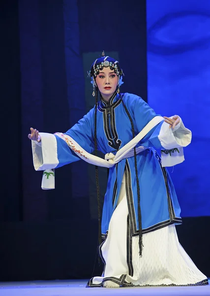 Vrij chinese traditionele opera actrice met theatrale kostuum — Stockfoto