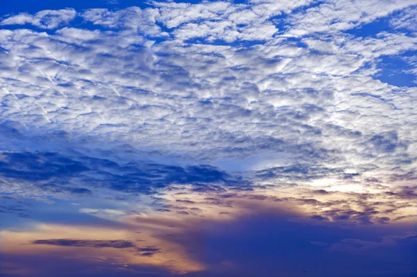 Strato nuvoloso e cielo blu — Foto Stock