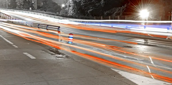 Υψηλής ταχύτητας κυκλοφορίας και θολή φως μονοπάτια στο κέντρο της πόλης νύχτα-scape — Φωτογραφία Αρχείου
