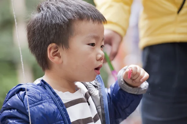 Um bebê bonito está brincando em um parque — Fotografia de Stock