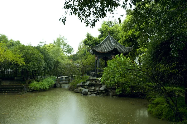 El jardín de estilo china en la lluvia — Foto de Stock