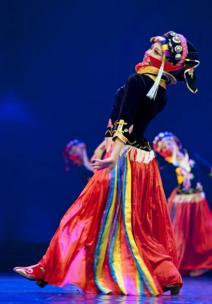 漂亮的中国羌族民族舞者 — 图库照片