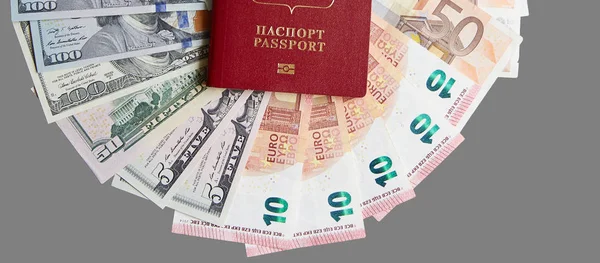 Паспорт на фоні банкнот — стокове фото