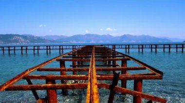 Terk edilmiş demir iskele