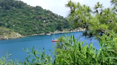 Marmaris Körfezi'kırmızı yelkenli