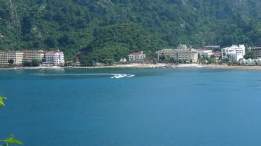 Şişme tekne uzakta hız turistlerle dolu