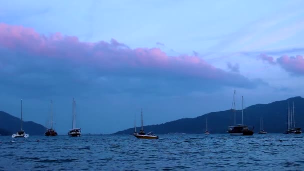 Pôr do sol e barcos na baía de Marmaris — Vídeo de Stock