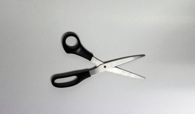 İzole beyaz arka planda siyah kolu makas