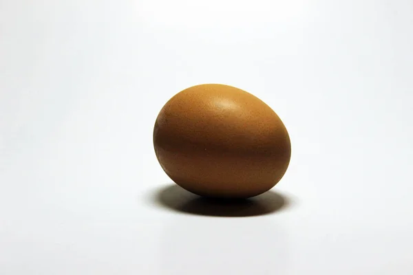 İzole beyaz arka plan üzerinde organik kahverengi yumurta