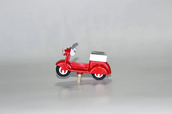  İzole beyaz zemin üzerine kırmızı oyuncak scooter