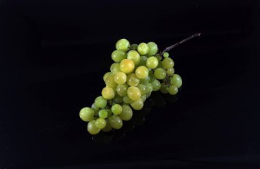 İzole siyah zemin üzerine Yeşil üzüm