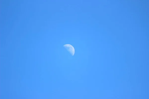 Mavi gökyüzünde ay