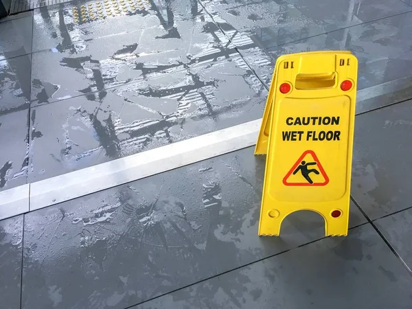 dikkatli ıslak zemin işareti