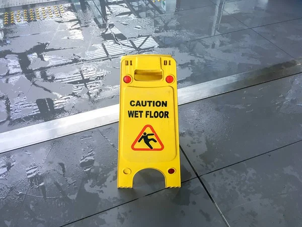 dikkatli ıslak zemin işareti
