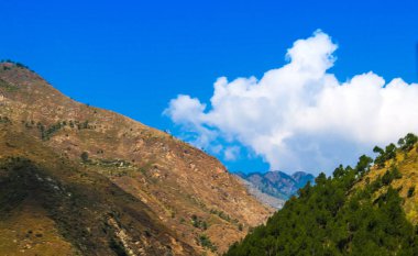 Yeşil ve Kıraç dağlar