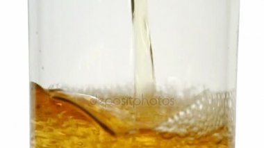 Bira yakın çekim dökme