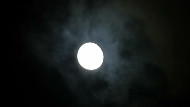 Volle maan achter wolken. — Stockvideo