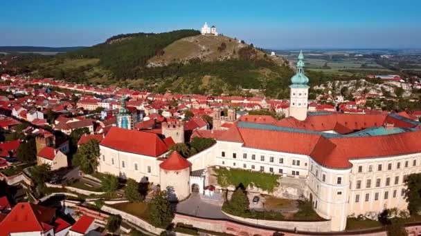 Havadan görünümü Mikulov Kalesi, South Moravia, Çek Cumhuriyeti. — Stok video