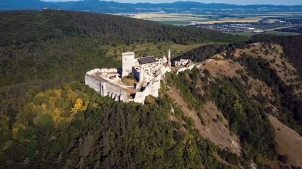 Volando alrededor arruinado castillo de Cachtice en las colinas . — Vídeos de Stock