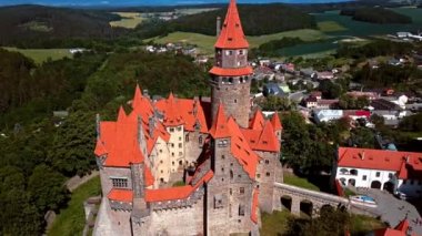 Uçan üzerinde Bouzov Kalesi, Çek Cumhuriyeti.