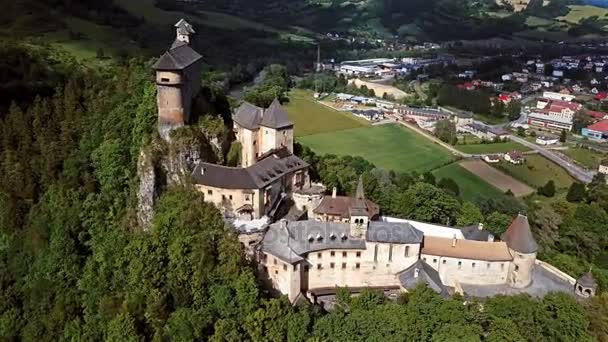 Fliegen rund um die Burg orava, Slowakei. — Stockvideo