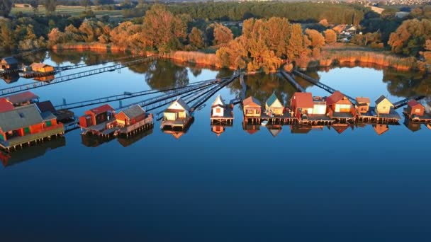 ハンガリー、湖畔の住宅ラインを釣り上飛行. — ストック動画