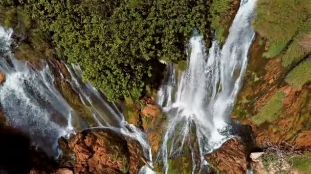 Вид с воздуха на водопад Кравица, Босния и Герцеговина . — стоковое видео