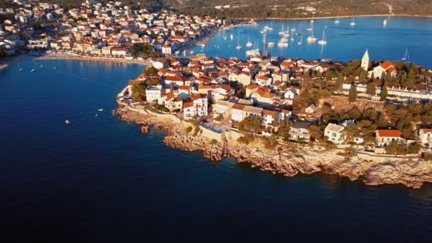 Puesta de sol volando sobre la ciudad adriática del complejo Primosten, Croacia . — Vídeos de Stock