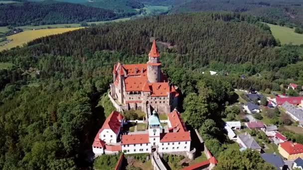 Volando sobre el Castillo de Bouzov, República Checa . — Vídeo de stock