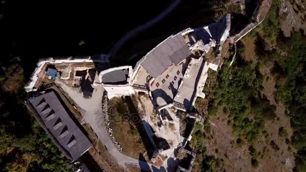 Volare in giro per il castello di Cachtice in rovina in collina . — Video Stock