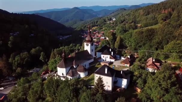Voar sobre a igreja em Spania Dolina, Eslováquia — Vídeo de Stock