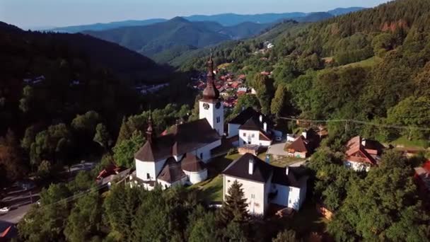 Vliegen over kerk in Spania Dolina, Slowakije — Stockvideo