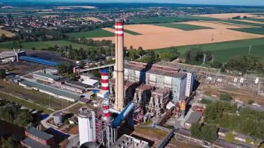 Enerji santrali deniz göl kenarı üzerinde uçuş.