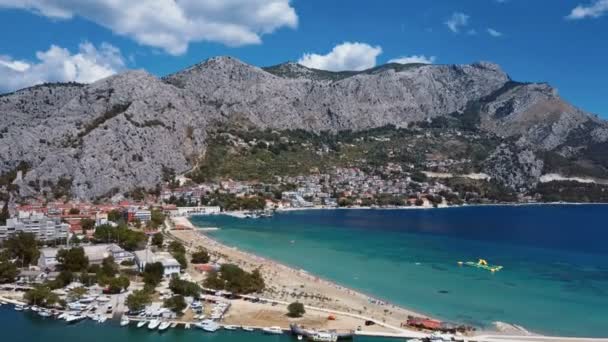 Latające nad miasto Omiš, wybrzeże dalmatyńskie, Chorwacja — Wideo stockowe