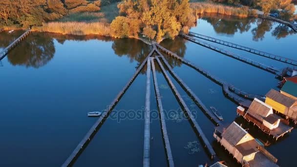 Volare oltre la linea case di pesca sulla riva del lago, Ungheria . — Video Stock