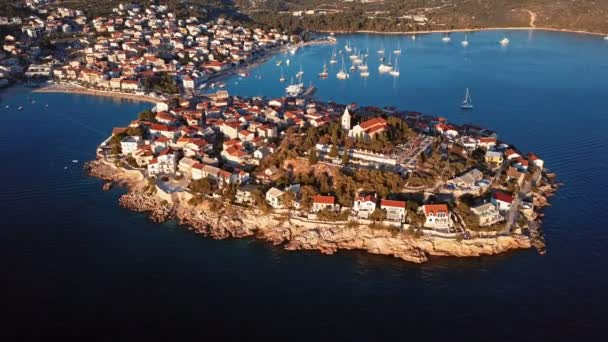 Zonsondergang vliegen over de Adriatische Zee badplaats Primosten, Kroatië. — Stockvideo