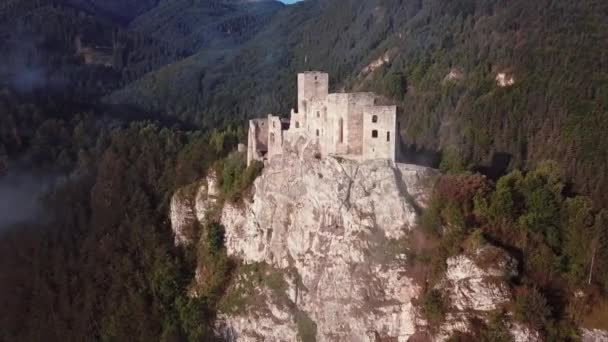 Vliegen rond Strecno kasteel, Slowakije. — Stockvideo