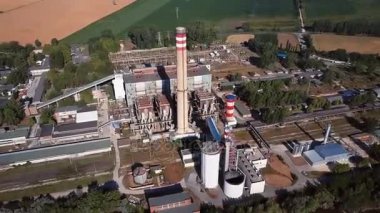 Enerji santrali deniz göl kenarı üzerinde uçuş.