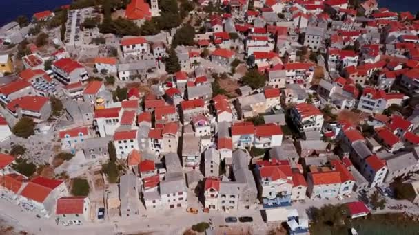 Volando sobre la ciudad adriática del complejo Primosten, Croacia . — Vídeos de Stock