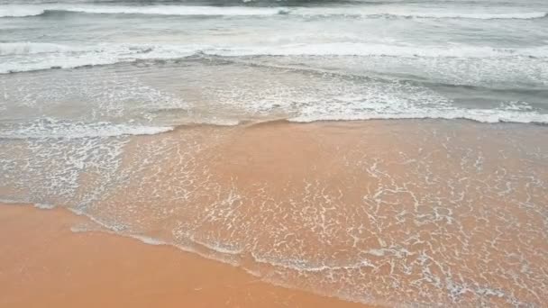 Onde del mare su sfondo spiaggia di sabbia — Video Stock