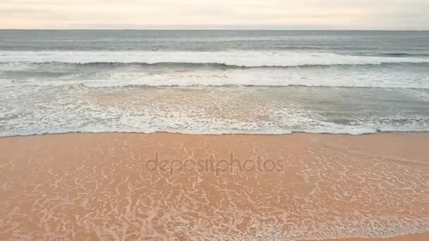 Ondas do mar sobre areia praia fundo — Vídeo de Stock