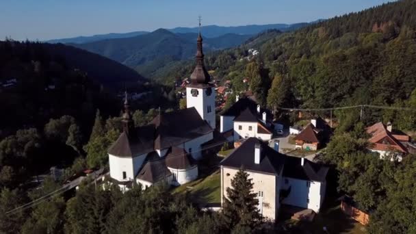 Vliegen over kerk in Spania Dolina, Slowakije — Stockvideo