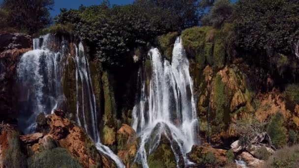 Blick auf den Wasserfall Kravica, Bosnien und Herzegowina. — Stockvideo